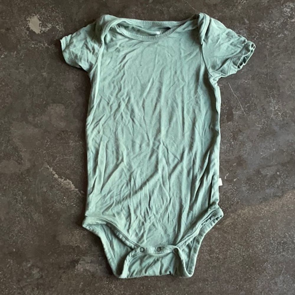 Kyte baby short sleeve onesie in pine bamboo, EUC, 18-24 months